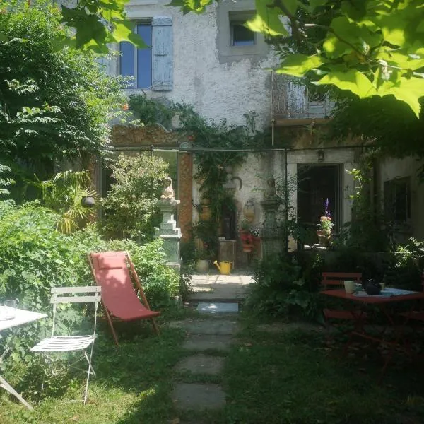 Lelieu Source, une chambre au jardin，位于Saint-Pons-de-Thomières的酒店