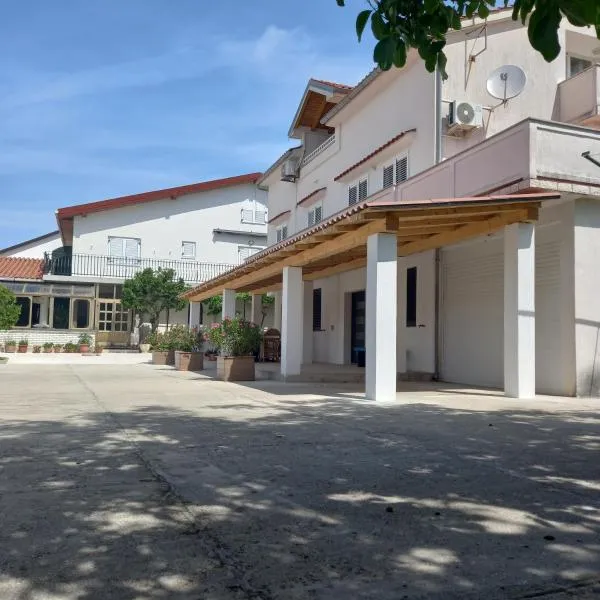 Apartment-rooms Preka，位于拉布的酒店