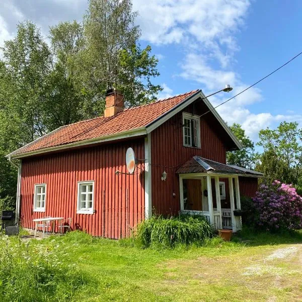 Cute and quiet countryside villa，位于Åmotfors的酒店