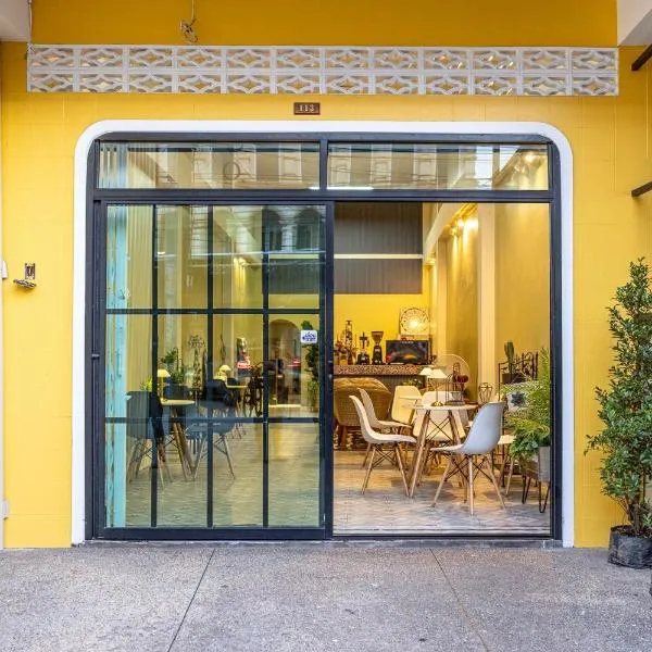 113 Yellow House Hostel，位于普吉镇的酒店
