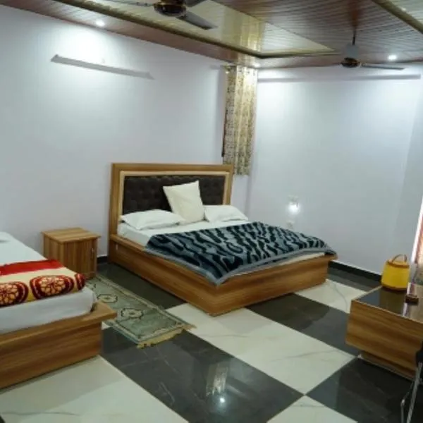 Shri Anand Hotel Berinag Shahgram with Parking included，位于Berināg的酒店