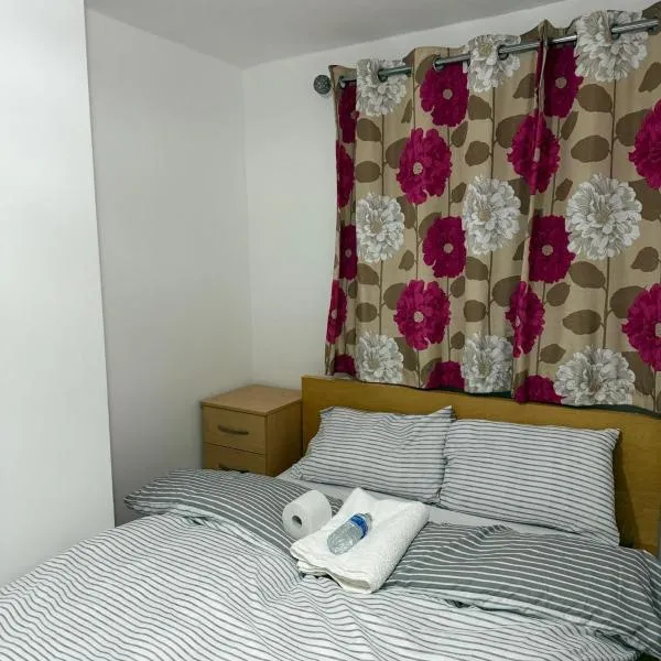 Modern double bed - Central Dartford，位于达特福德的酒店