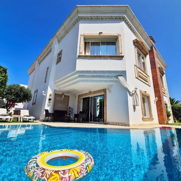 L'Orchidée - Villa de luxe avec piscine chauffée, ascenseur privatif et vue sur le lac de Tunis，位于突尼斯的酒店