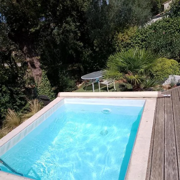 Villa avec petite piscine dans cadre verdoyant，位于博莱讷的酒店
