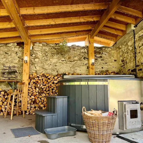 The Whisky Room - Highland Bothy by edradour1725，位于皮特洛赫里的酒店