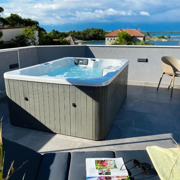 Dalmatia Nin Apartment with Private Jacuzzi，位于宁的酒店