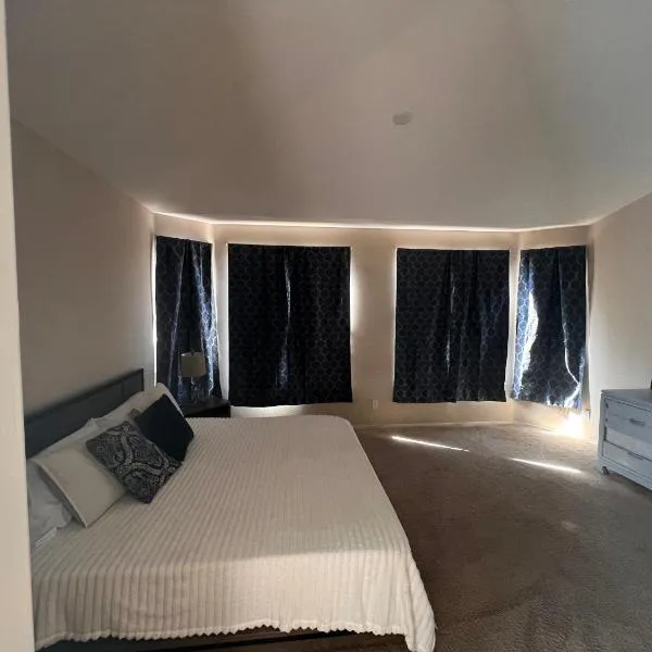 Goodyear Cul-De-Sac Master Bedroom,位于嘉年的酒店