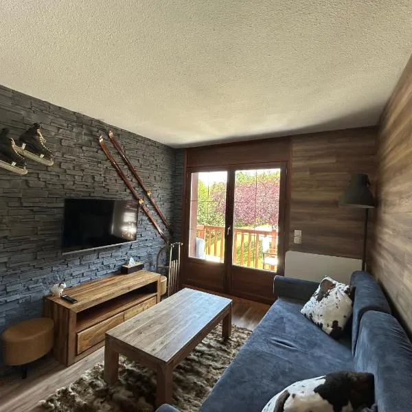 Appartement rénové au pied des pistes avec piscine, sauna, linge inclus et animaux acceptés，位于弗吕梅的酒店