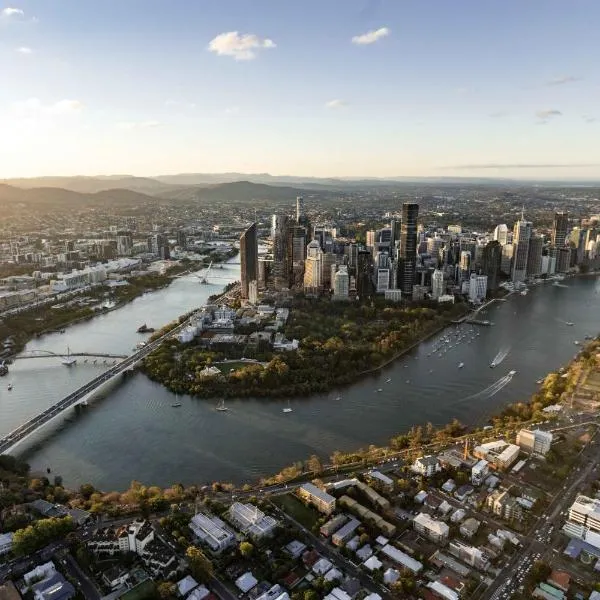 Brisbane Queens Wharf -Spectacular River Views - Sleeps 6，位于布里斯班的酒店