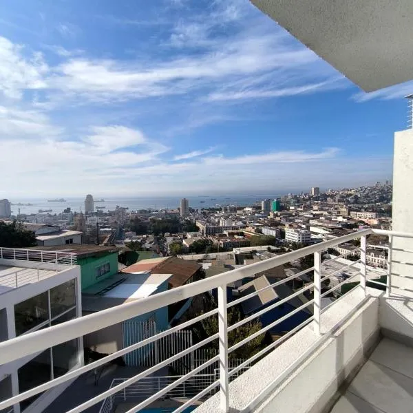 Vista panoramica a la bahia Depto 2p，位于瓦尔帕莱索的酒店