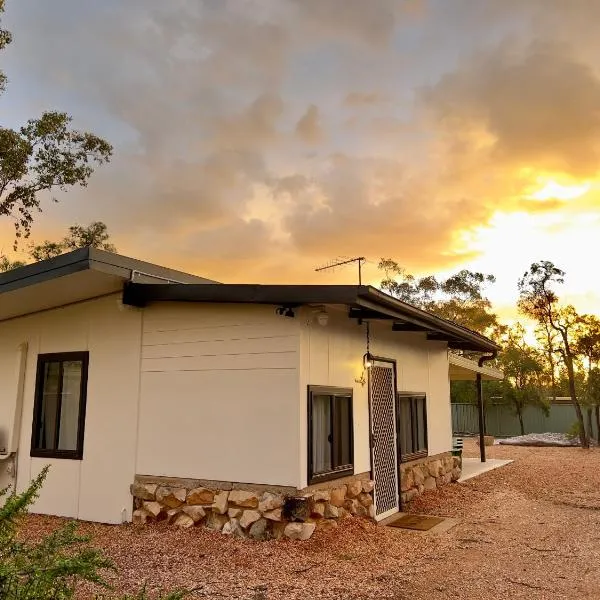 The Miners Cottage On Nettleton Lightning Ridge，位于莱特宁岭的酒店