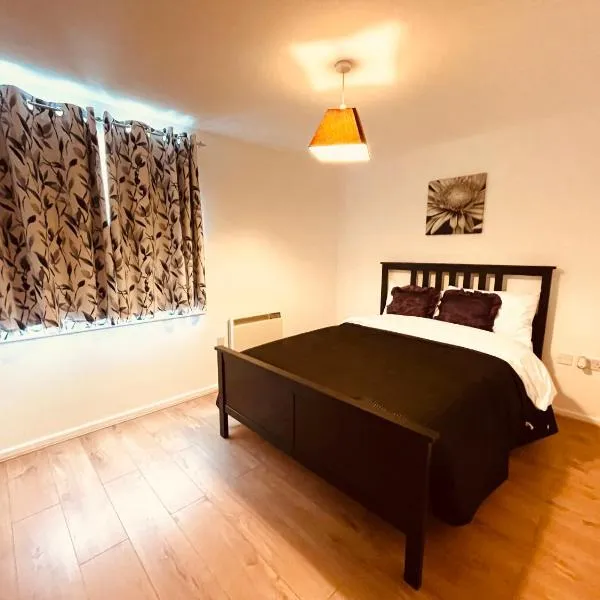 Relax steps from heathrow Terminal 4 ,Entire 2 Bed Room appartment，位于斯坦维尔的酒店