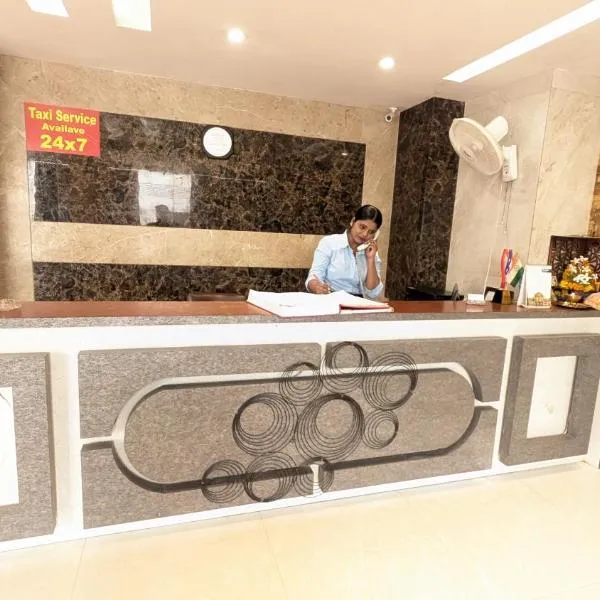 HOTEL CORPORATE PALACE Near Terminal 3 WITH- FREE AIRPORT PICKUP and DROP，位于加姆布的酒店
