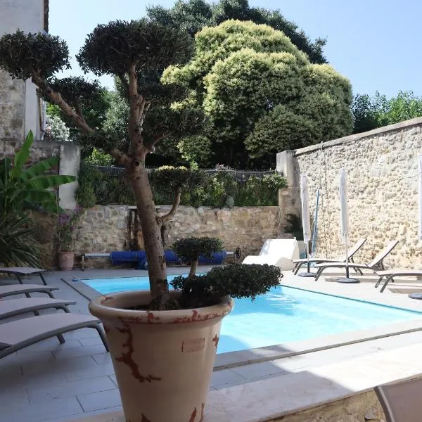 LA MAISON DE LIVIA, Gîte, chambres et table d'hôtes, entre Uzès et Nîmes，位于Sauzet的酒店