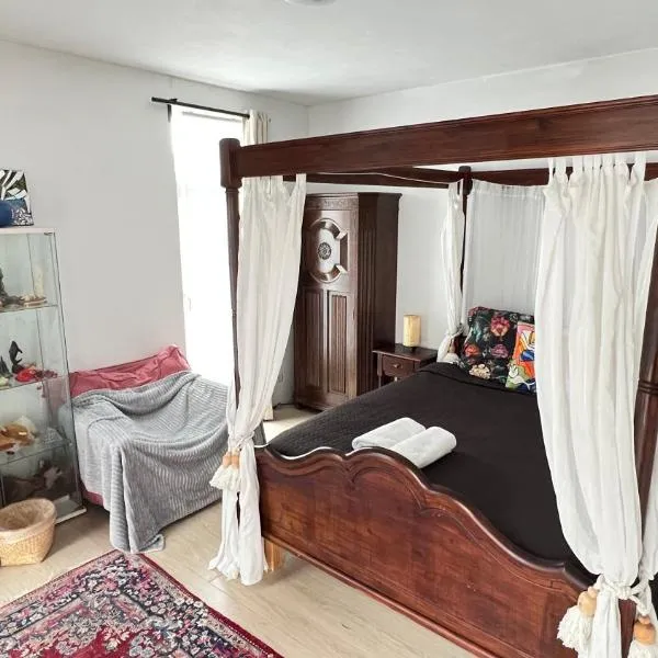 Two nice rooms in residential area with private bathroom，位于阿尔梅勒的酒店
