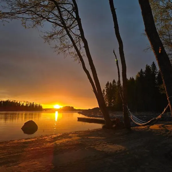 Peaceful seaside cottage in Vörå, Finland with private sandy beach & wood-fired sauna，位于Oravais的酒店