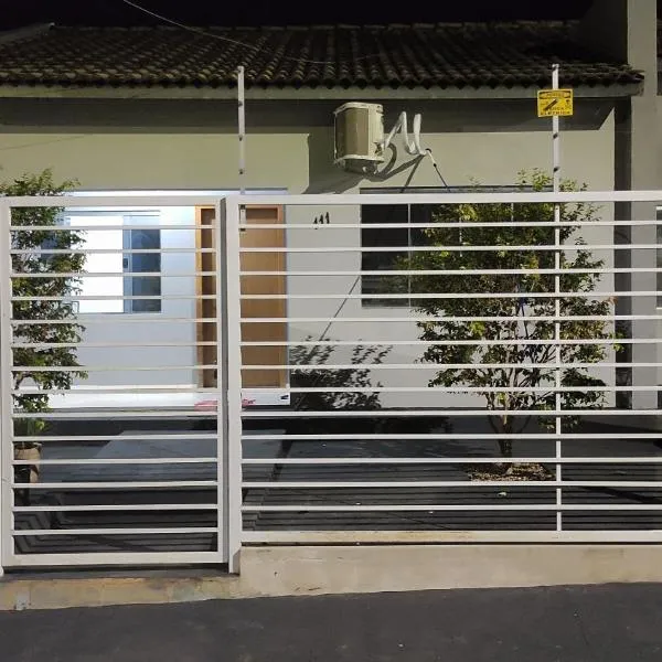 CASA FLORENÇA 2,2 km do Lago municipal，位于东普里马韦拉的酒店