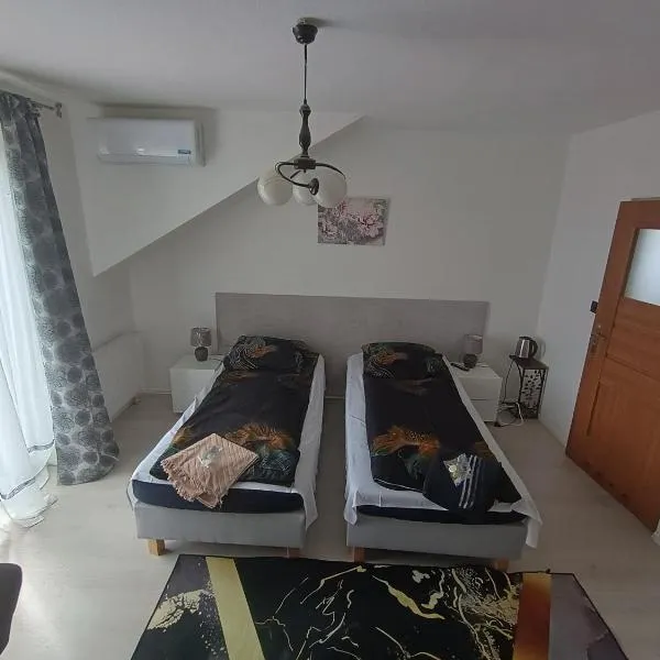 Motelik White House - pokoje gościnne，位于拉多姆的酒店