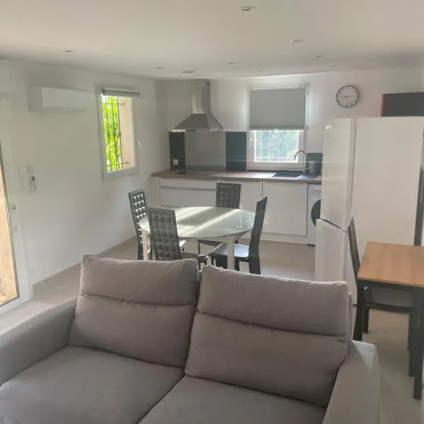 Bas de villa 2 à 5 couchages，位于Évenos的酒店