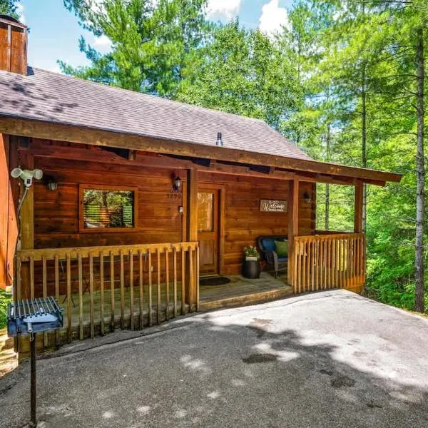 Location Private Log Cabin Hot Tub Fireplace，位于鸽子谷的酒店