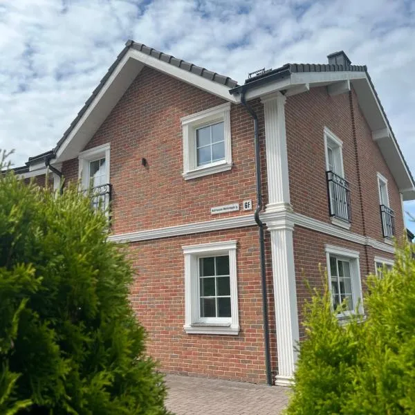 Melnrage Beach cozy apartments & terrace - pine view sea entry，位于克莱佩达的酒店