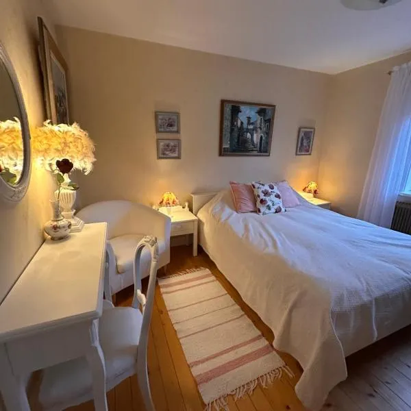 Dahlias Bed & Breakfast，位于Väderstad的酒店