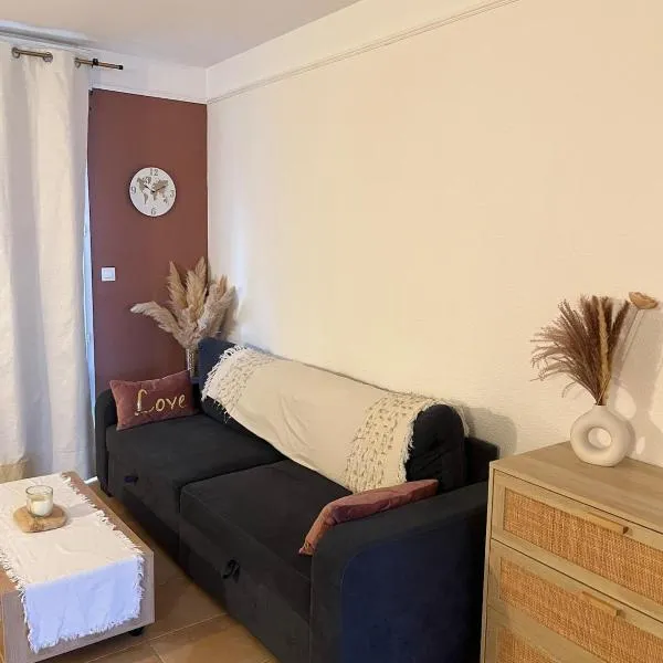 Terrasse parking，位于于泽斯的酒店