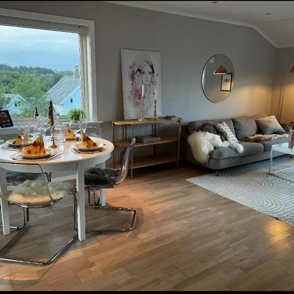 Koselig leilighet med utsikt, gåavstand fra sentrum，位于Stord的酒店