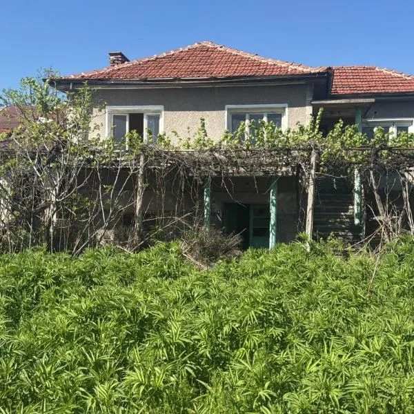 Pazardzhik Shelter House 3 Empty Rooms, No Electric, No Water, No WC, Free Car Parking, Glavinitsa Self Check-in，位于Glavinitsa的酒店