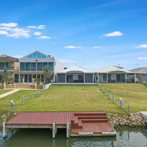Waterfront house private jetty Kaya provided，位于Hindmarsh Island的酒店