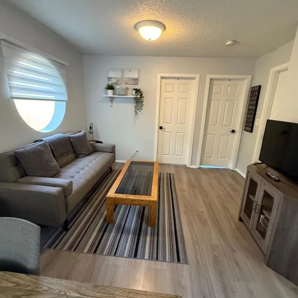 Lovely 2 bedroom condo, 2 minute walk fr downtown，位于因弗米尔的酒店