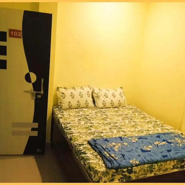 HOTEL"OM-SAI-PAYING"Near Kashi Vishwanath Temple - Provided Budget Rooms With Wi-fi Facility - Best Guest House In Varanasi，位于瓦拉纳西的酒店