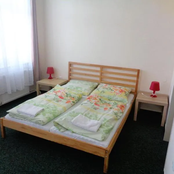 Hotel U Lázní - ubytování pro nenáročné，位于奥斯特罗赫新村的酒店