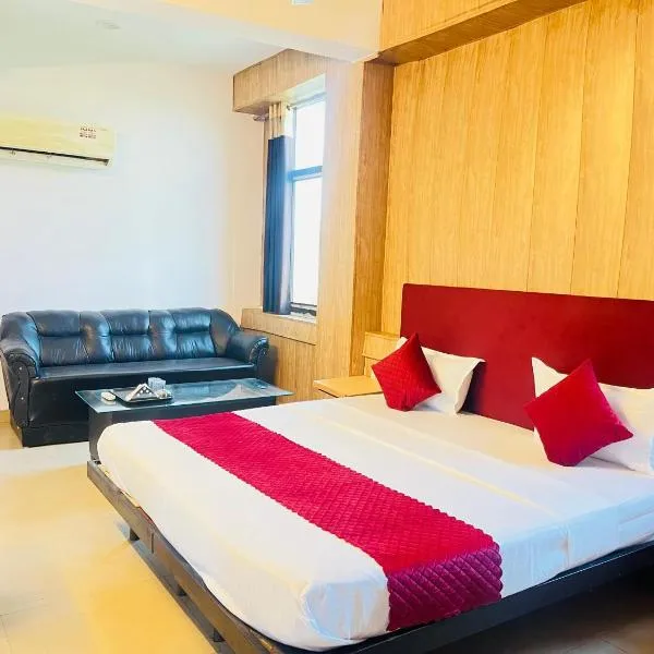 Hotel Black Stone Near Metro Gate No 1 Green Park，位于加济阿巴德的酒店