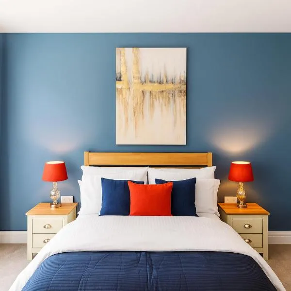 Elegant Windsor Flat - Short Walk to Windsor Castle, River Thames & Train Station，位于伊顿的酒店