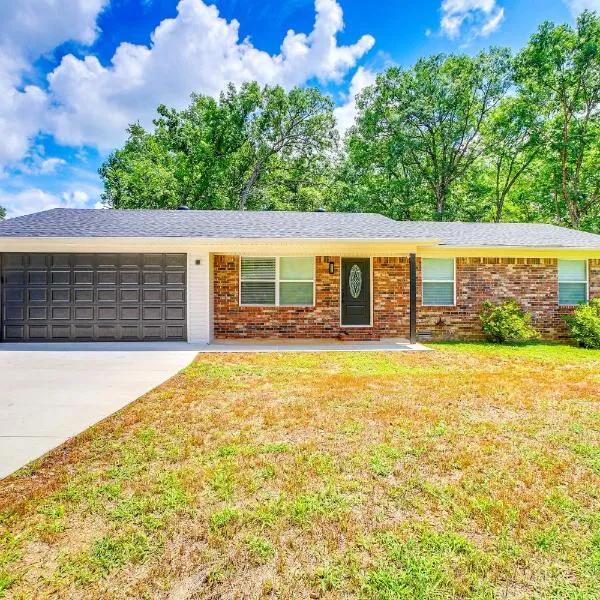 6 Mi to Dtwn Hot Springs Abode with Yard!，位于温泉城的酒店