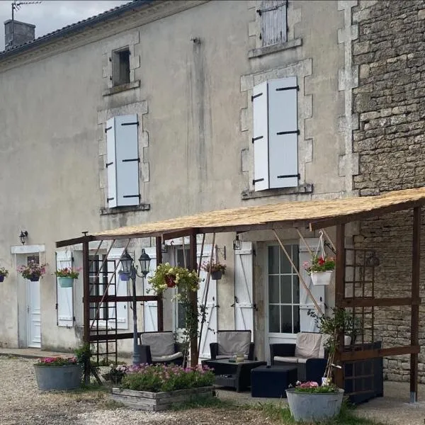 Large French Farmhouse，位于Néré的酒店