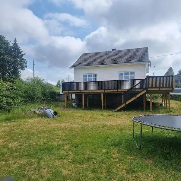 Child and Pet friendly house，位于Spangereid的酒店