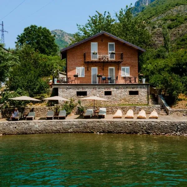 Borealis Guest House，位于Koman的酒店