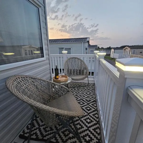 Jurassic Bliss - stylish static caravan with partial sea view at Durdle Door，位于威尔汉姆的酒店