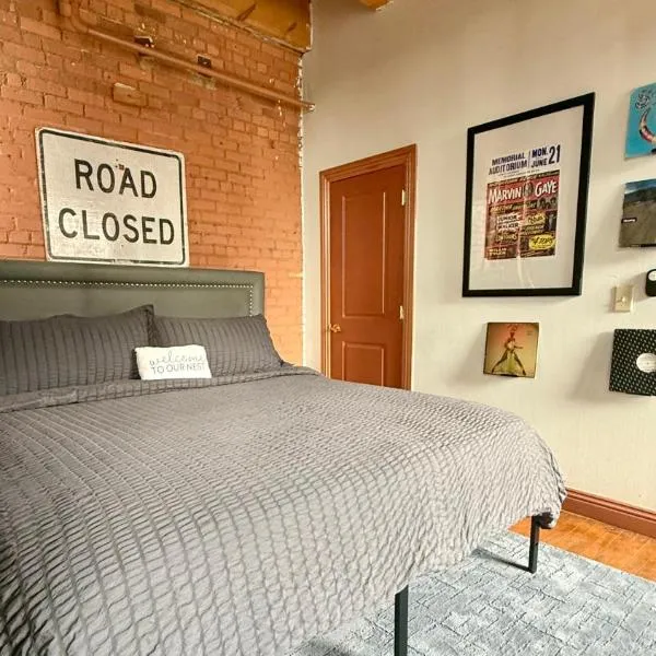 420 Friendly KING suite Downtown LOFT Free Parking & WiFi，位于底特律的酒店