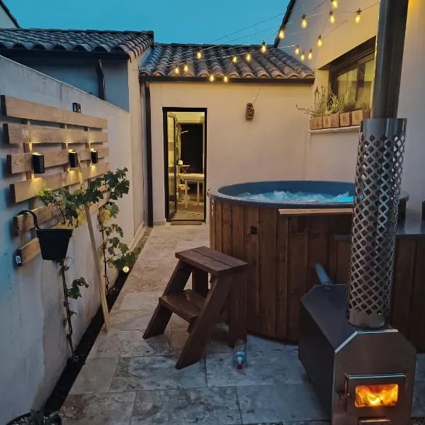 Suite romantique avec jacuzzi privatif，位于皮奥伦克的酒店