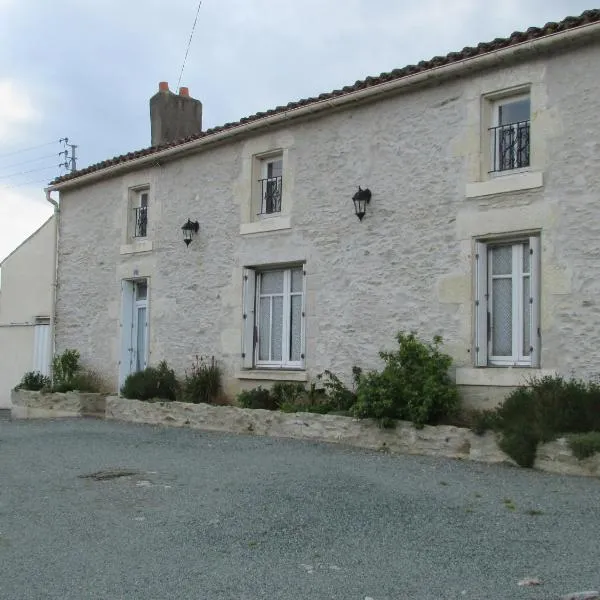 Les Puvinieres，位于Saint-Maurice-des-Noues的酒店