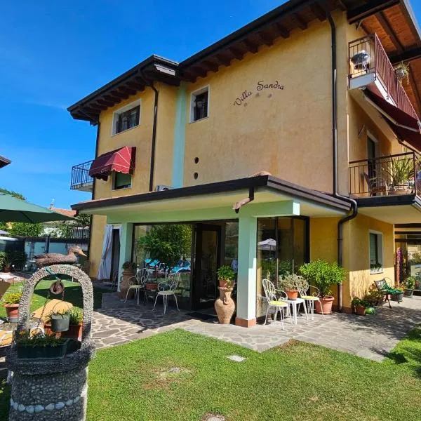 桑德拉住宿加早餐旅馆，位于西尔米奥奈的酒店