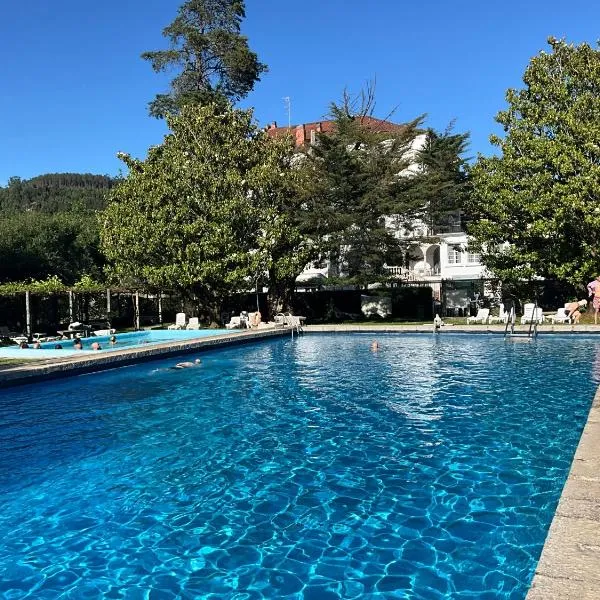 巴尔内阿里奥坎阿库纳酒店，位于卡尔达斯·德·雷斯的酒店