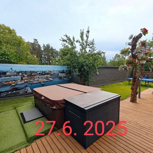 Relax & Recharge - a Unique Suite with a Touch of Luxury - Hot Tub and Sauna Inspired Decor #NOT A REAL SAUNA# Easy City Access - direct train 15 min to city，位于赫尔辛基的酒店