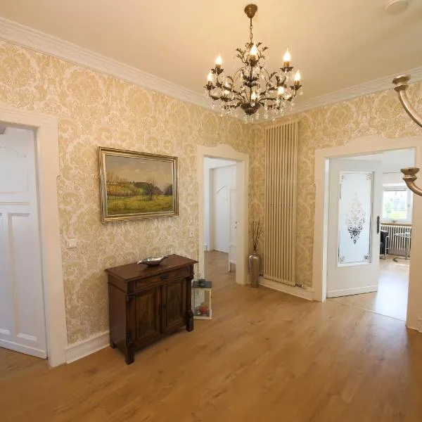 Fewo Art City-Studio Kassel-Bad Wilhelmshöhe am UNESCO-Bergpark, Herkulesblick, 3 Schlafzimmer, Boxspring-Betten, bis 8 Personen, Balkon, kostenfreie Parkplätze，位于卡塞尔的酒店
