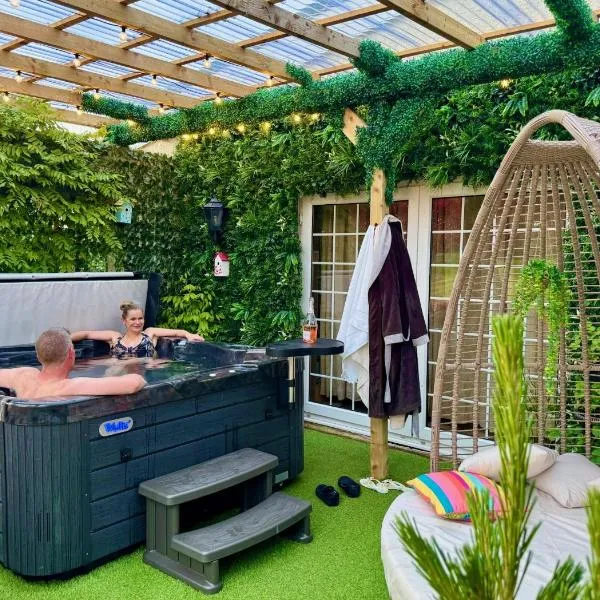 FINN VILLAGE - Loch Lomond Villa - THE JUNGLE ROOM with a PRIVATE HOT TUB，位于德里门的酒店