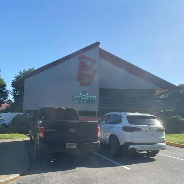 HomeTowne Studios by Red Roof Buffalo - Niagara Airport，位于威廉斯维尔的酒店