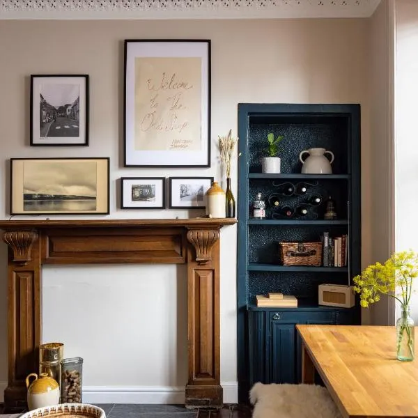 The Wee Shop, Stylish Two Bed Flat in Inverkip Village，位于Inverkip的酒店